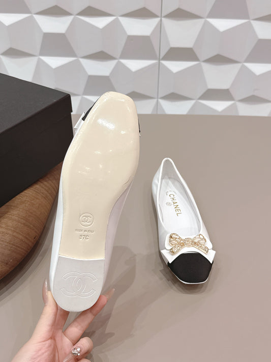 CC 26s Ballet Flats White Black Sheepskin 650291