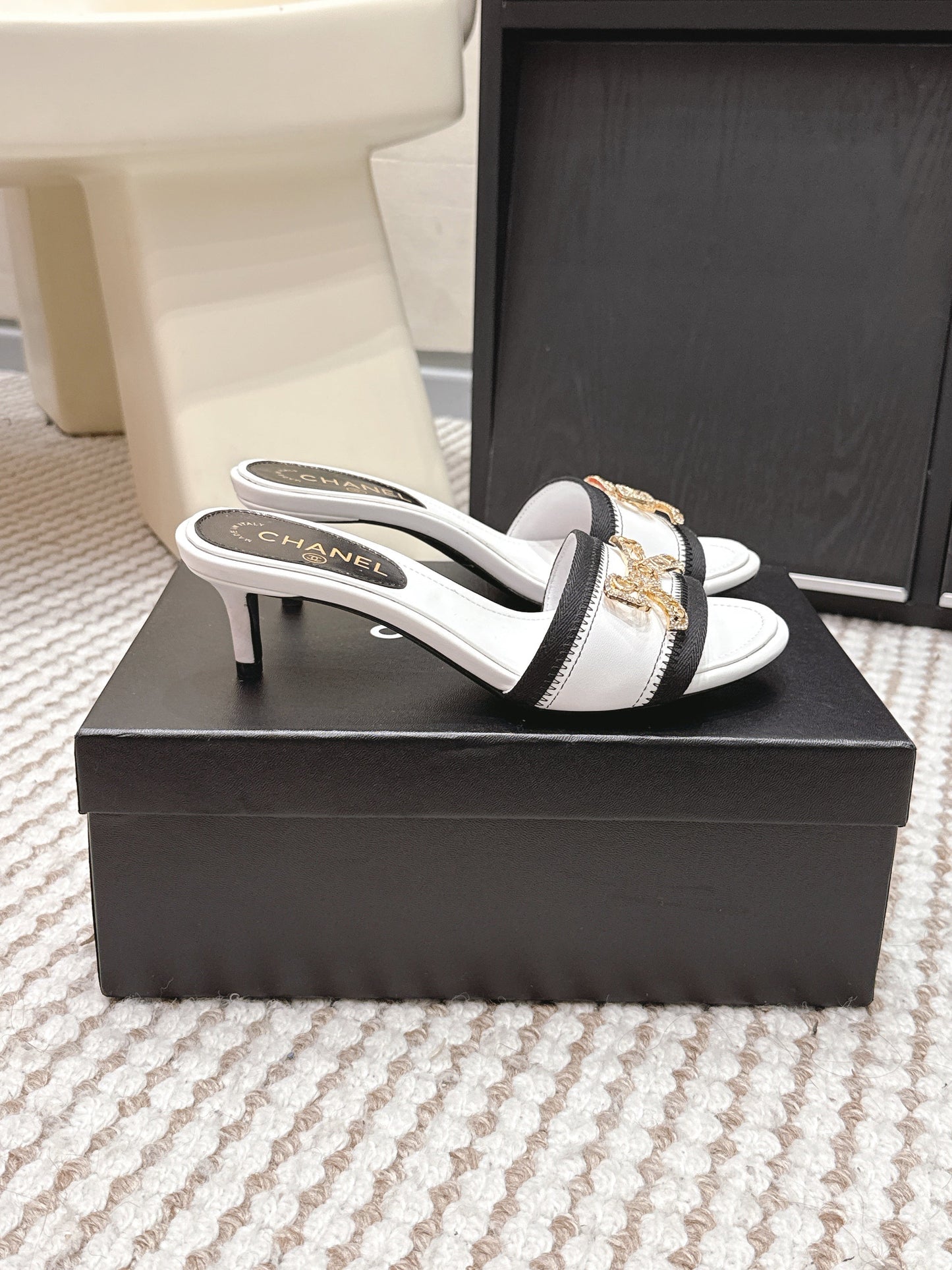 CC 26s Stiletto Sandals 55 White Black Leather 652572