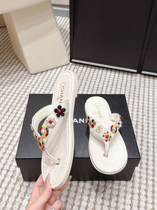 CC 26s Thong Sandals White Sheepskin Multicolor Charm 632363
