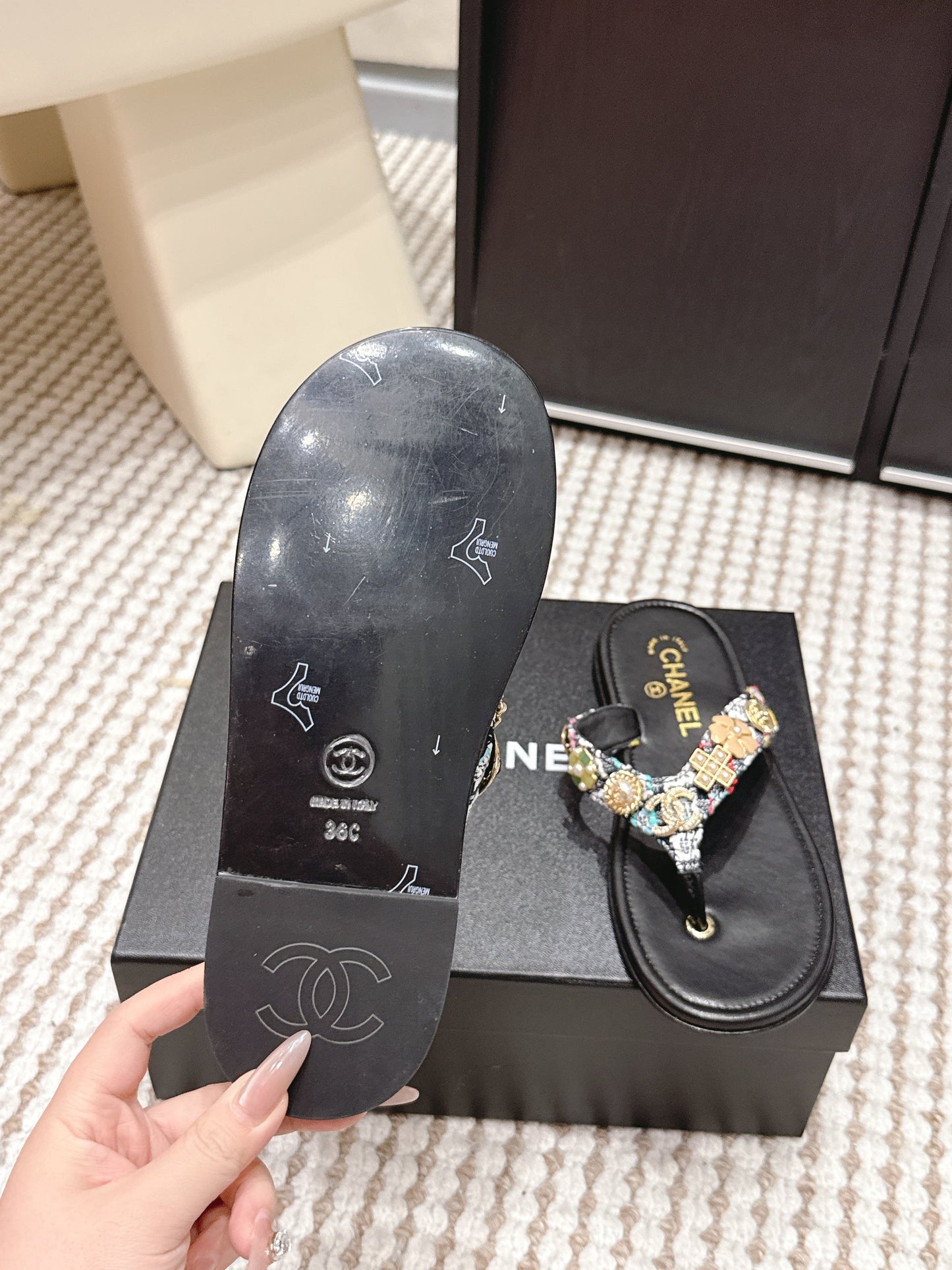 CC 26s Thong Sandals Black Sheepskin Multicolor Charm 632366