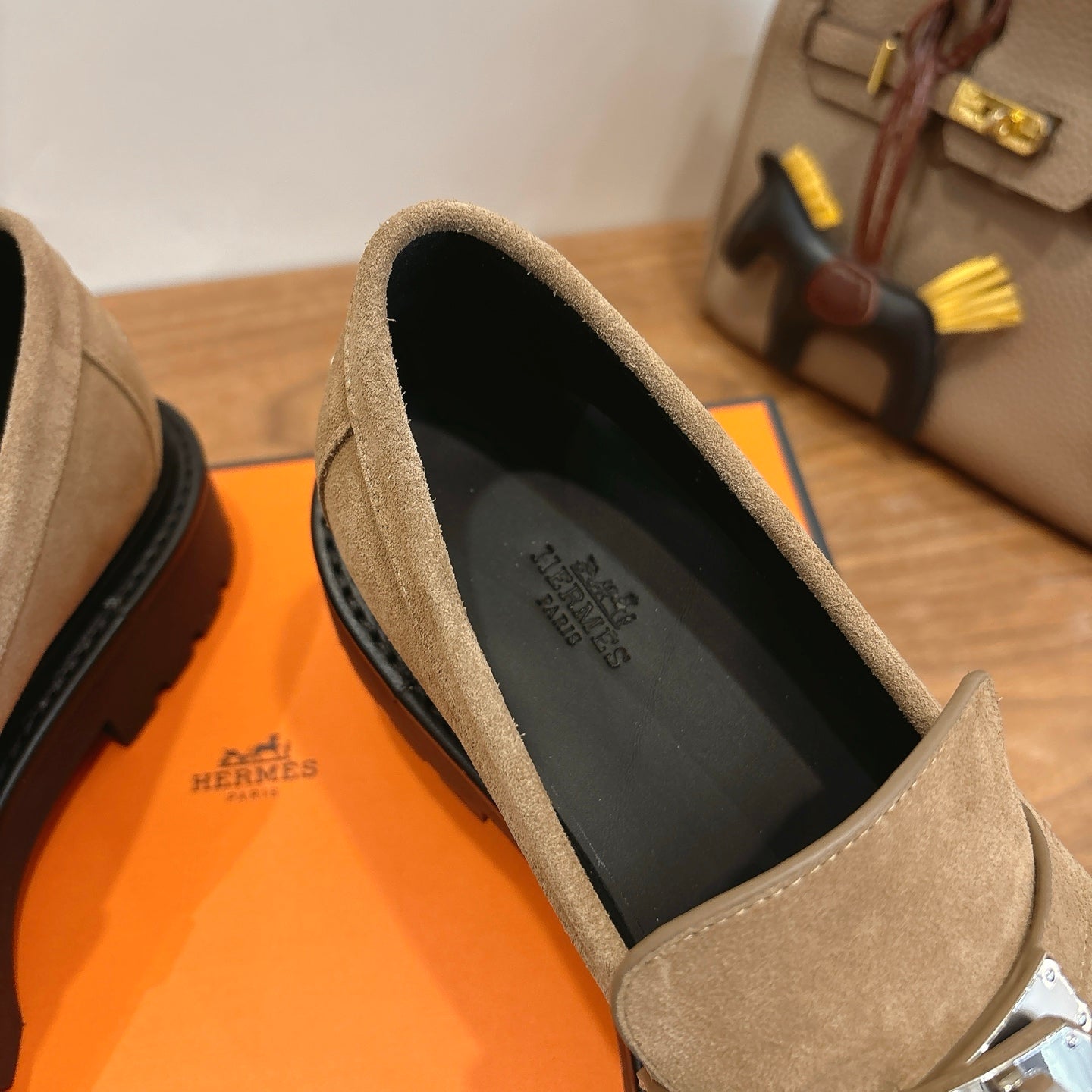 HM 26ss Loafers Beige Suede Sliver Buckle 638431