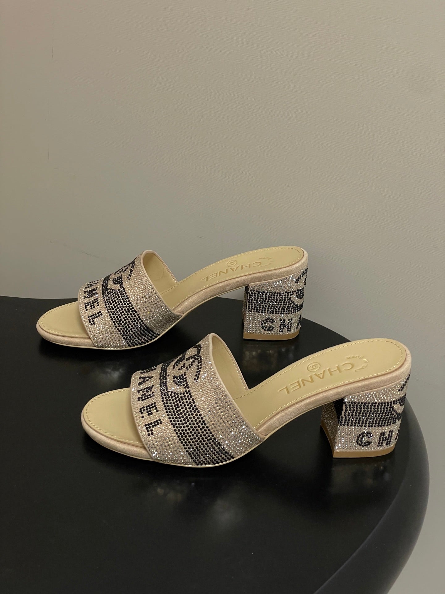 CC 26s Sandals 70 Beige Sheepskin Rhinestones 649511