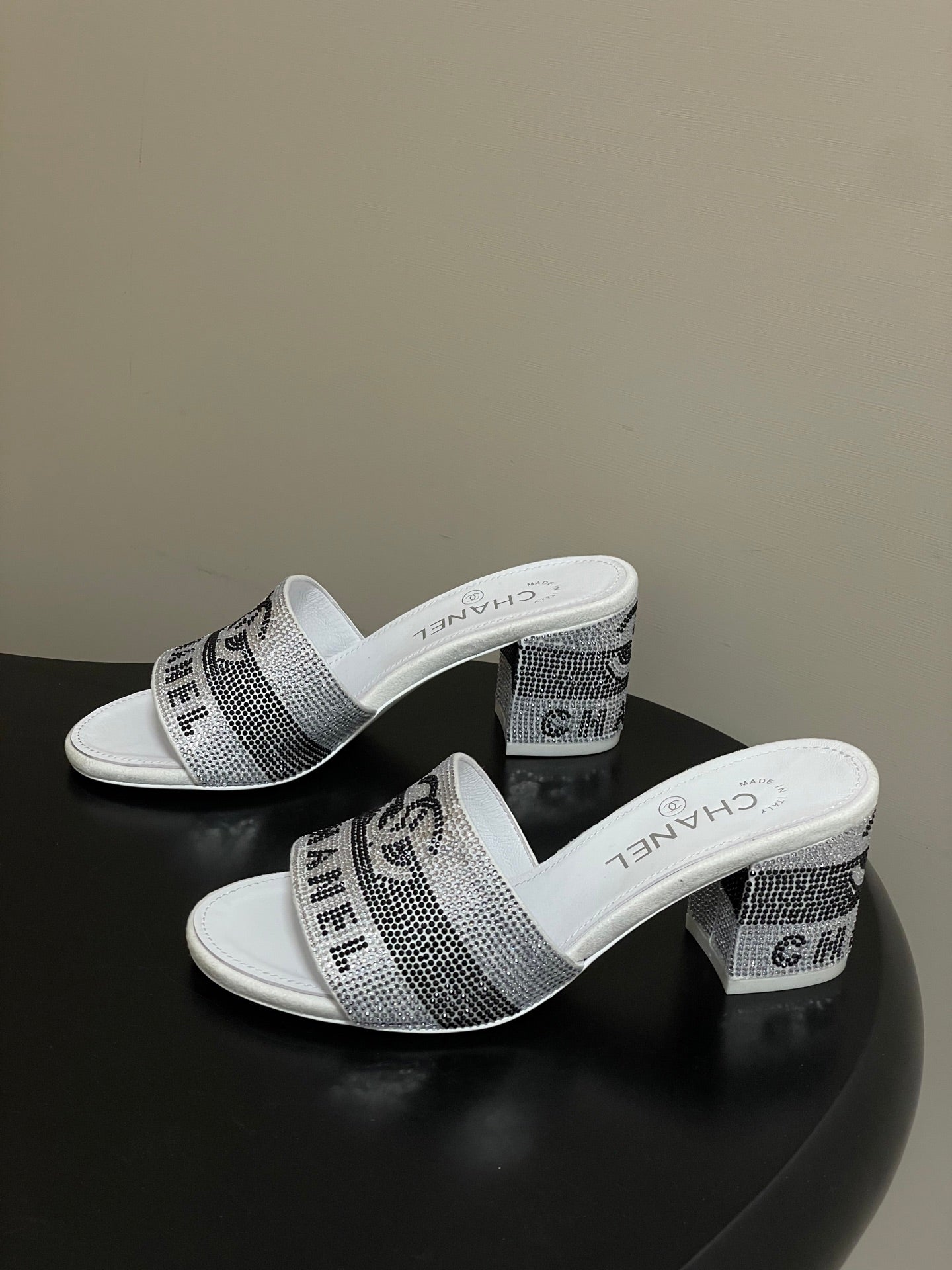 CC 26s Sandals 70 White Gray Sheepskin Rhinestones 649512