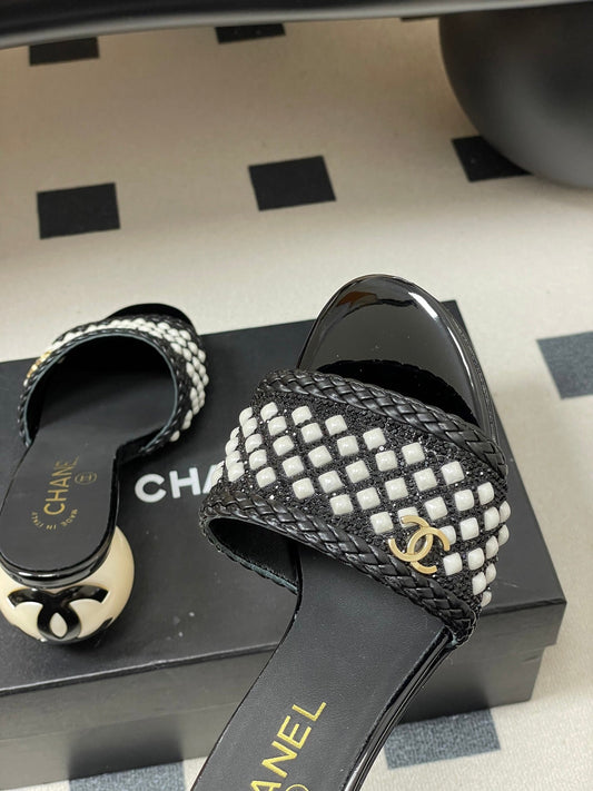 CC 26s Pearl Sandals 70 Black Patent Leather 649540