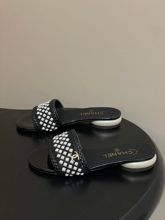CC 26s Pearl Flat Sandals Black White Patent Leather 649543