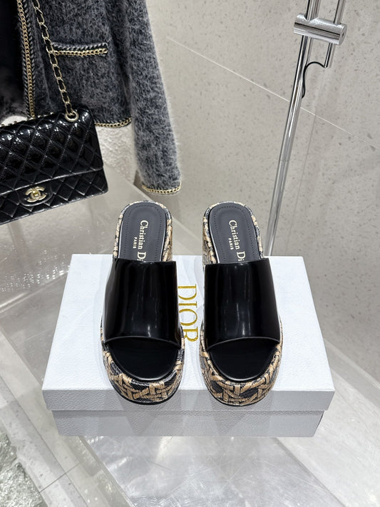 CD 26s Platform Sandal 65 Black Beige Monogram Patent Leather 636353