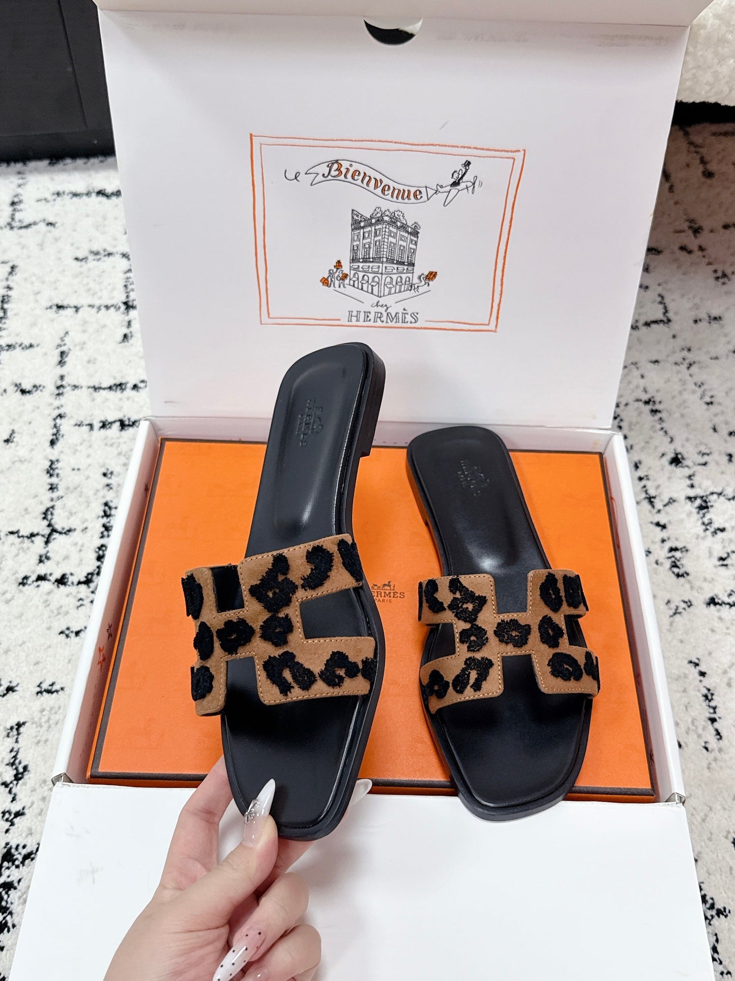 HM 26ss Oran Sandals Black Brown Cowhide 617185