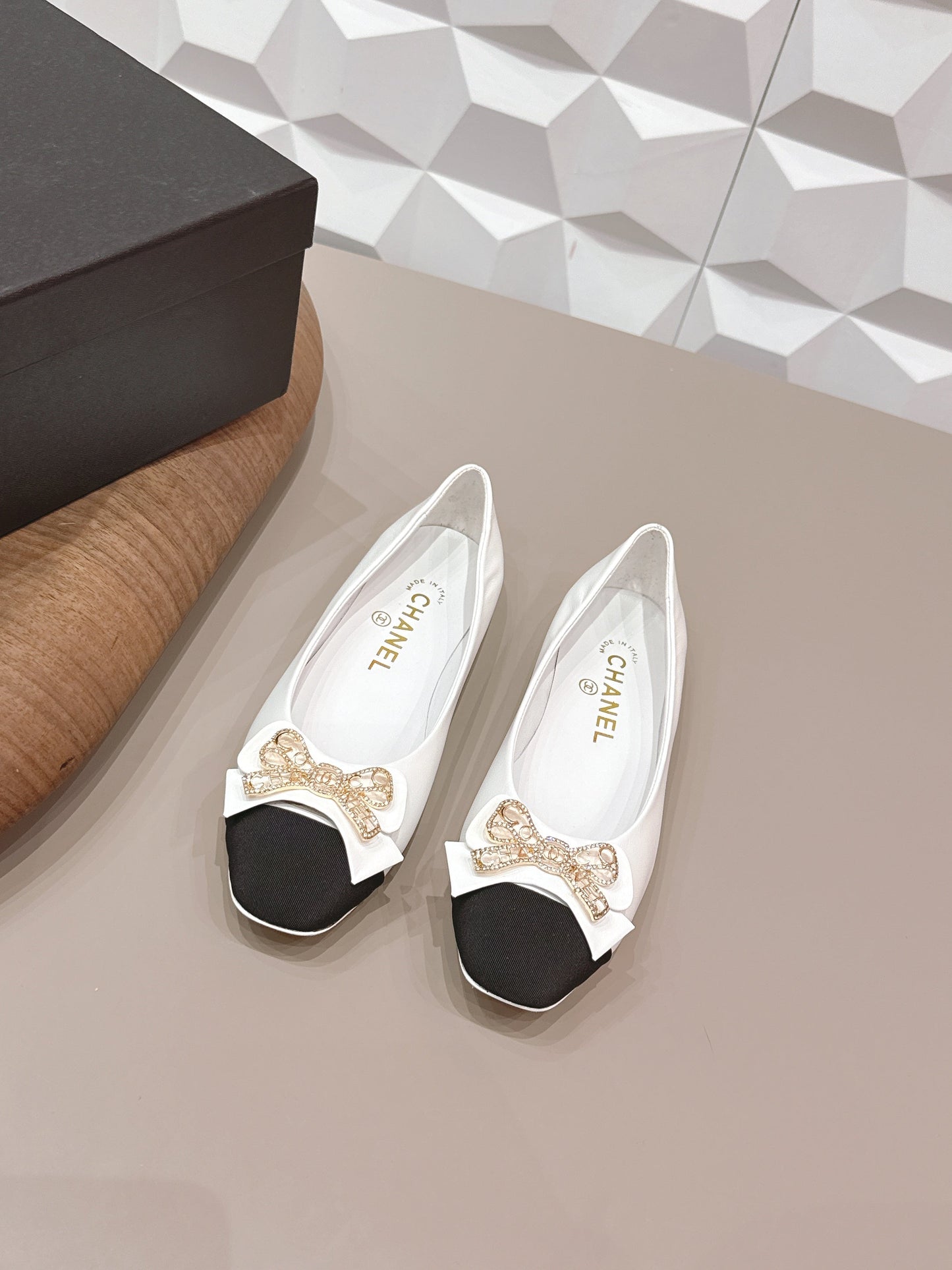 CC 26s Ballet Flats White Black Sheepskin 650291