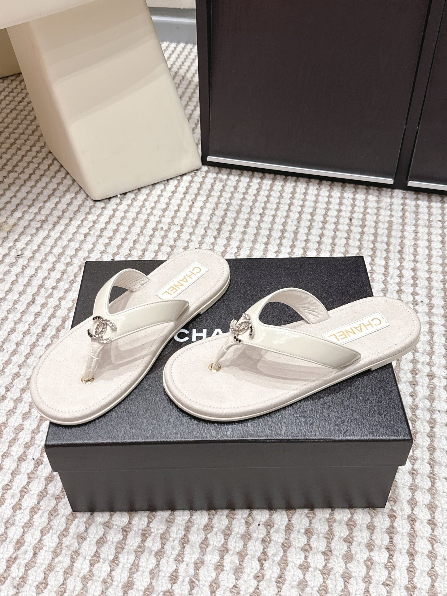 CC 26s Thong Sandals Light Beige Suede Sheepskin 632353