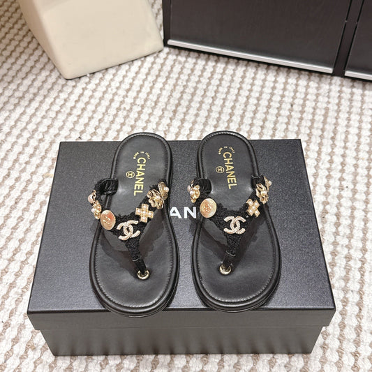 CC 26s Thong Sandals Sheepskin Gold Charm 632369