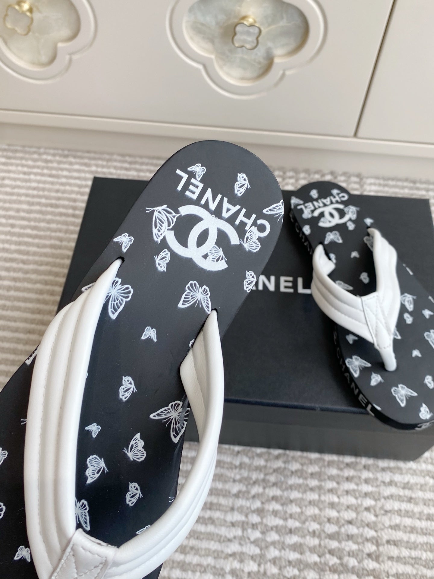 CC 26s Thong Sandals Black White Rubber Leather 647684