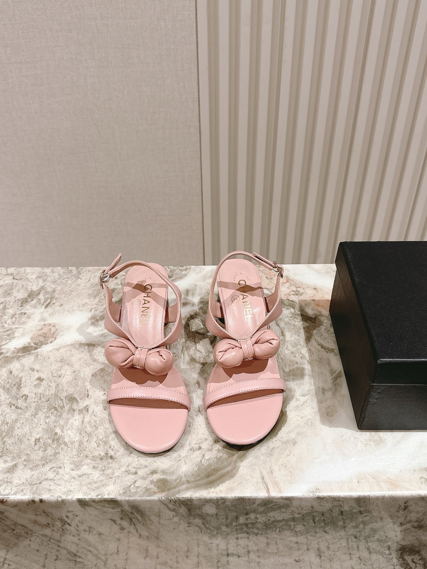 CC 26s Bow Sandals 55 Pink Cowhide 658466