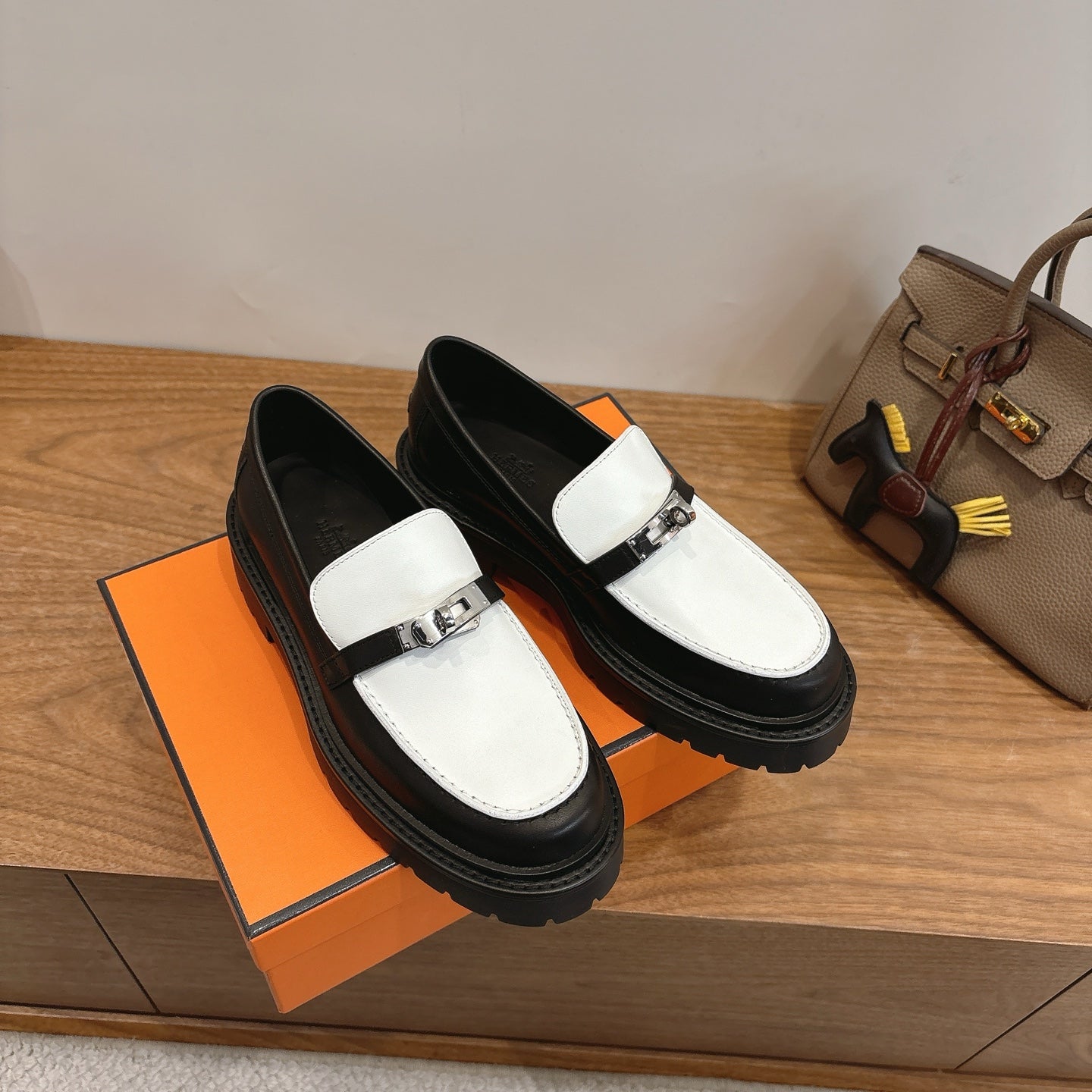 HM 26ss Loafers Black White Calfskin Sliver Buckle 638429