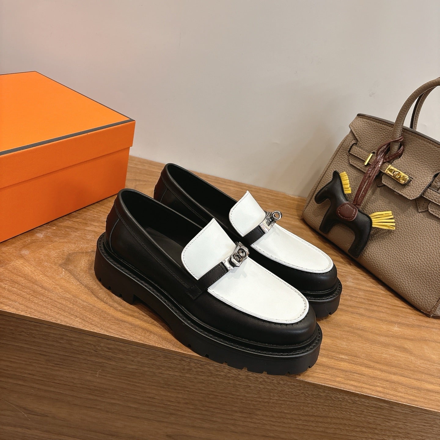 HM 26ss Loafers Black White Calfskin Sliver Buckle 638429