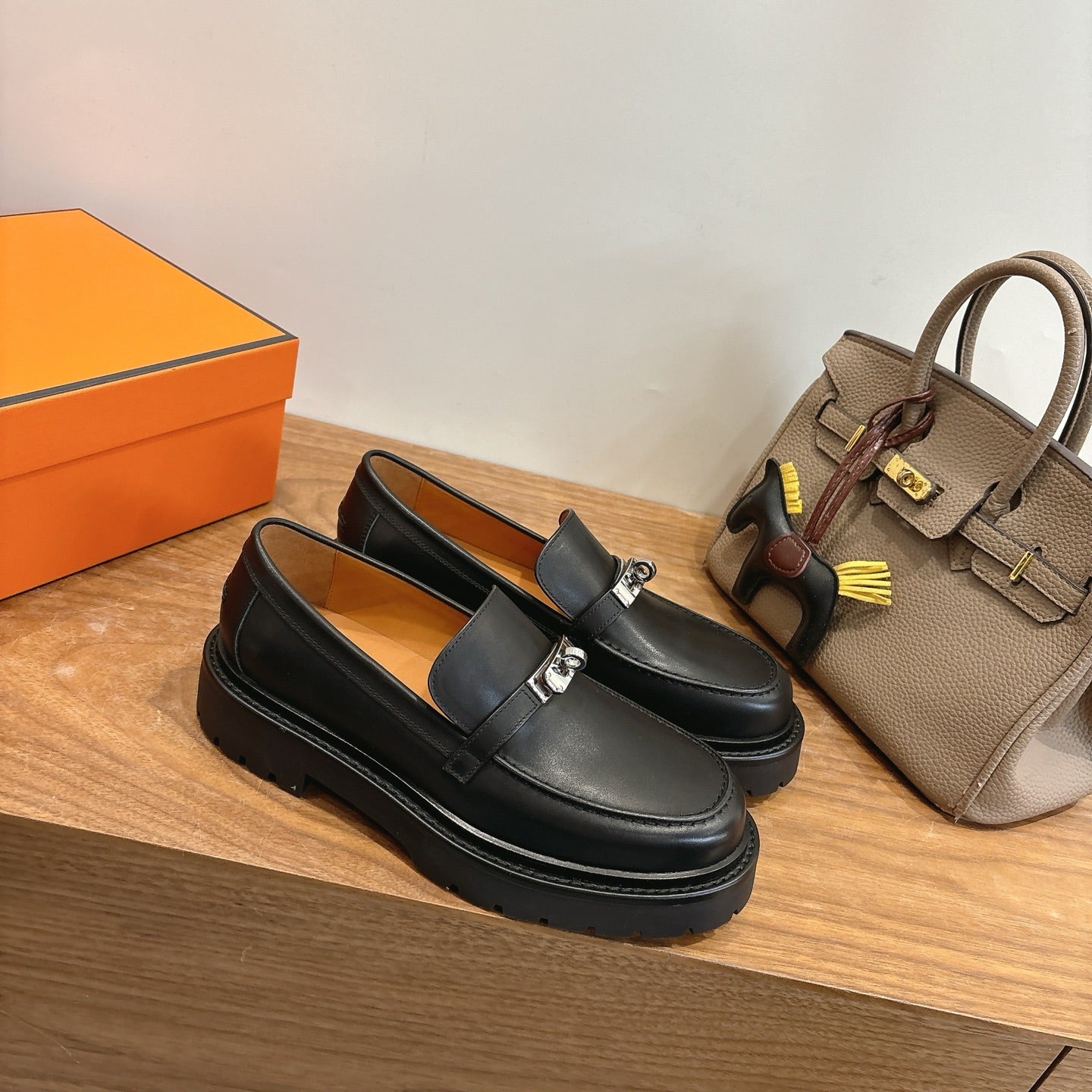 HM 26ss Loafers Black Calfskin Sliver Buckle 638428