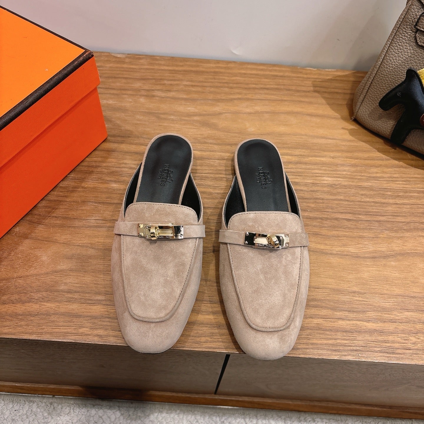 HM 26ss Mule Beige Black Suede Calfskin 638479