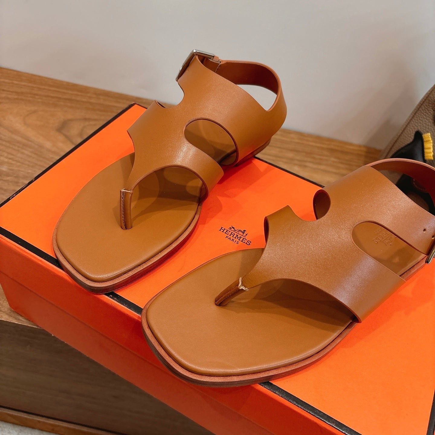 HM 26ss Thong Sandal Brown Calfskin 638405