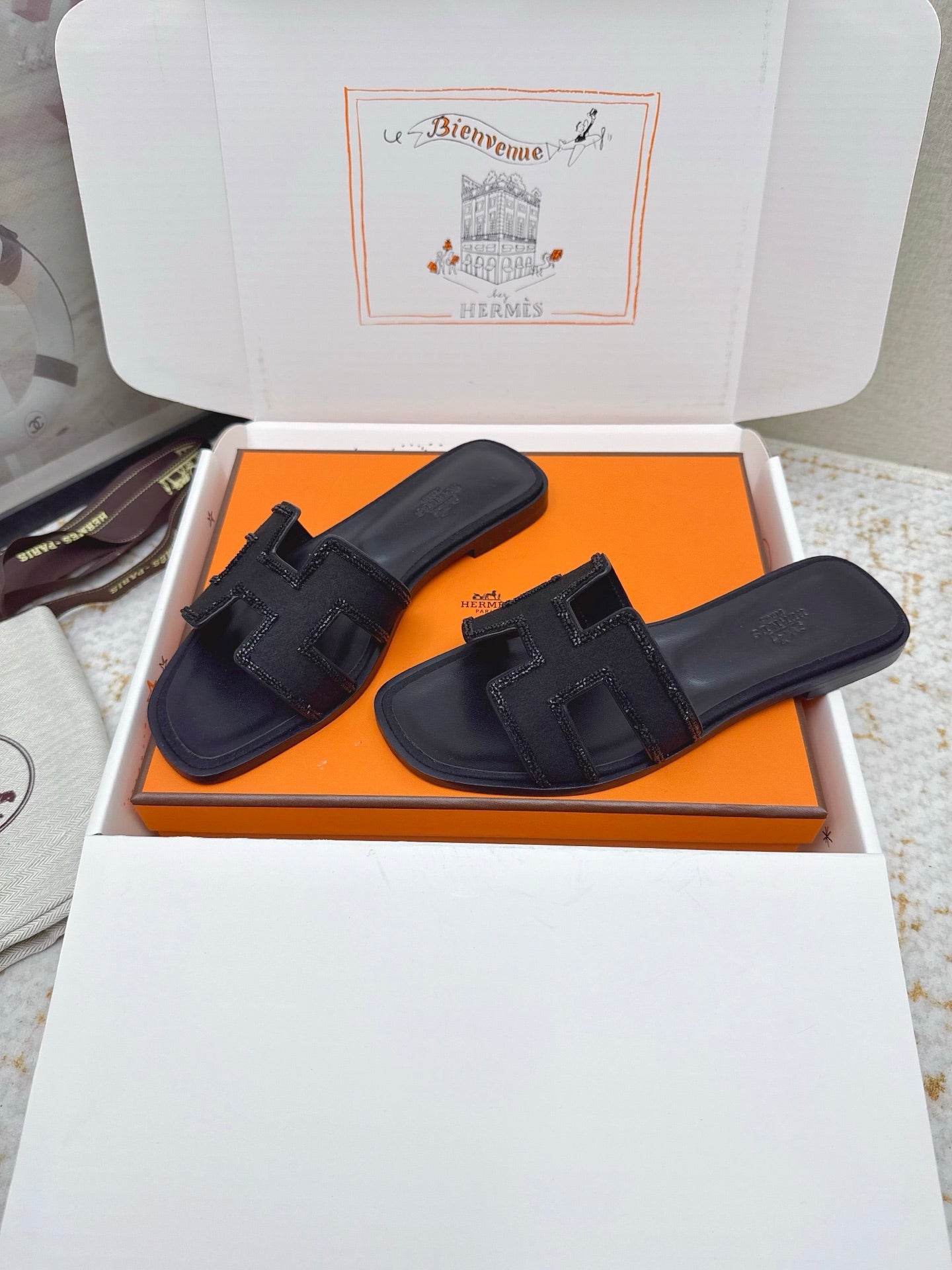 HM 26ss Oran Sandals Black Sheepskin Rhinestone 625231
