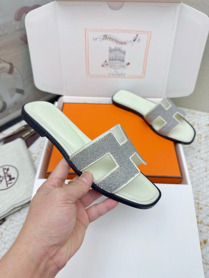 HM 26ss Oran Sandals Cream Gray Rhinestone Cowhide 625262