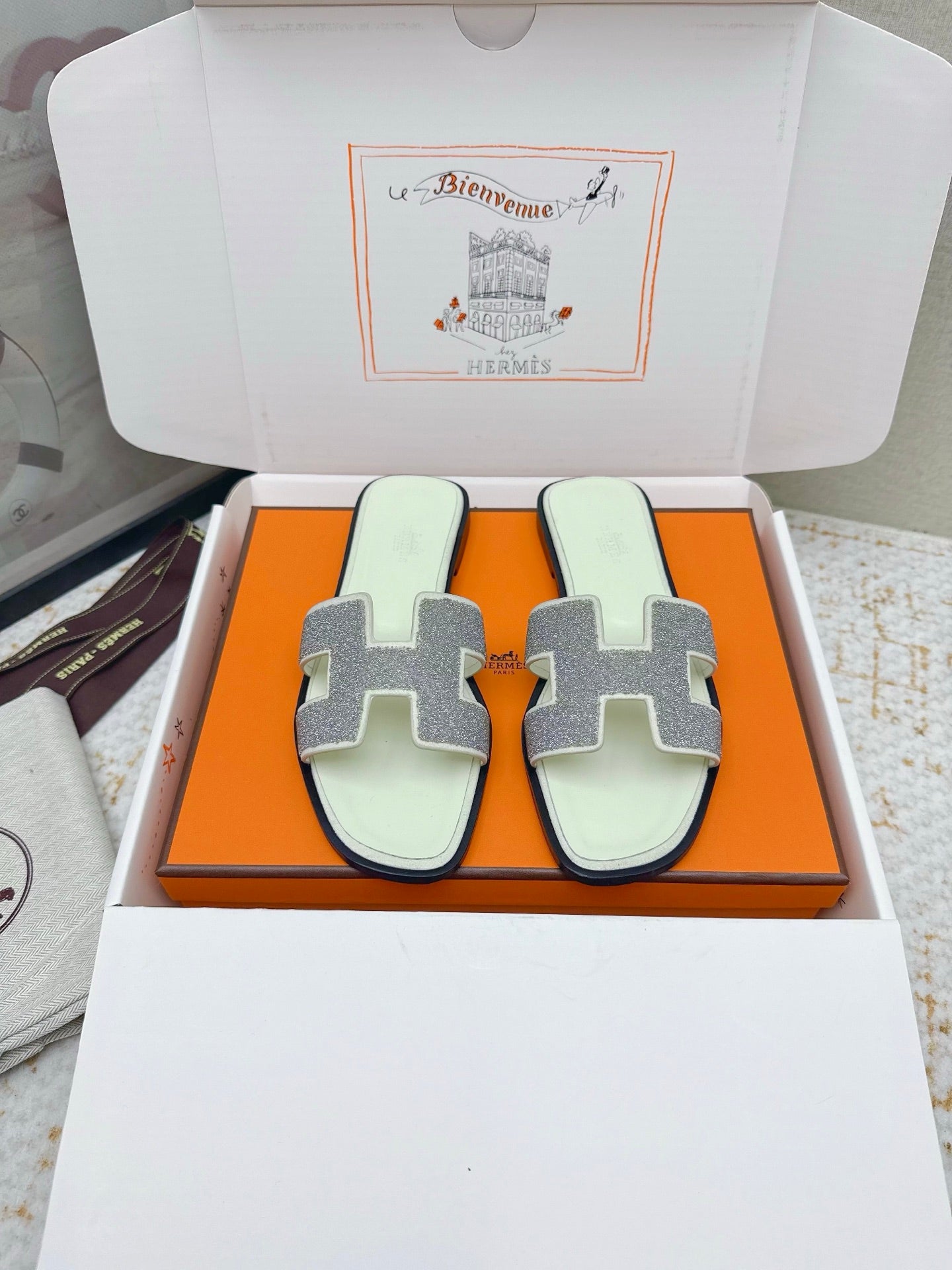 HM 26ss Oran Sandals Cream Gray Rhinestone Cowhide 625262