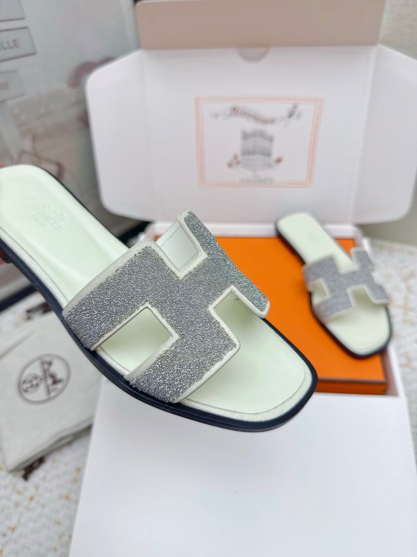 HM 26ss Oran Sandals Cream Gray Rhinestone Cowhide 625262