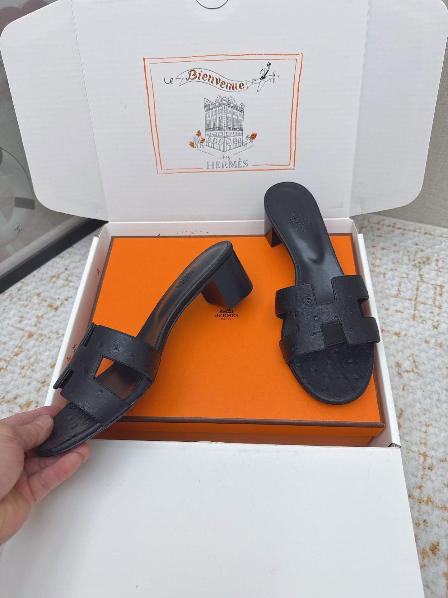 HM 26ss Oran Sandals 50 Black Ostrich Leather 625122