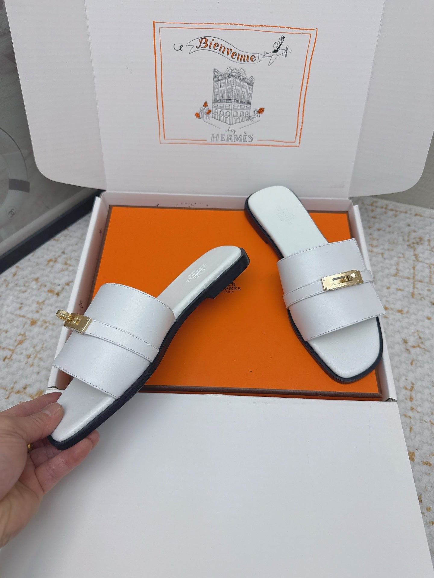 HM 26ss Oasis Sandals White Sheepskin Gold Buckle 625159