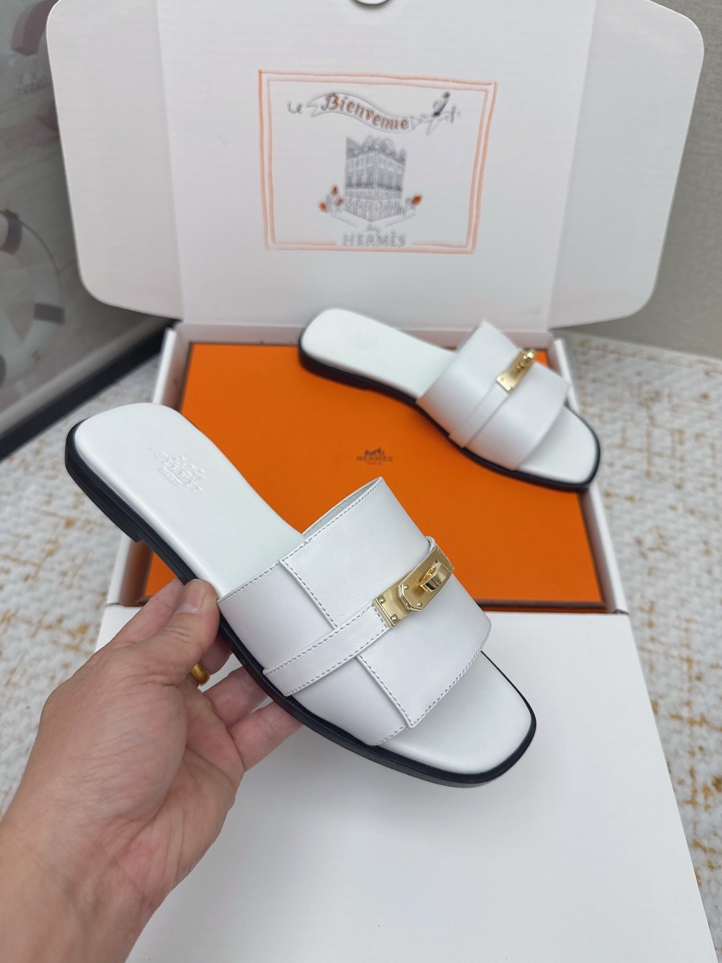 HM 26ss Oasis Sandals White Sheepskin Gold Buckle 625159