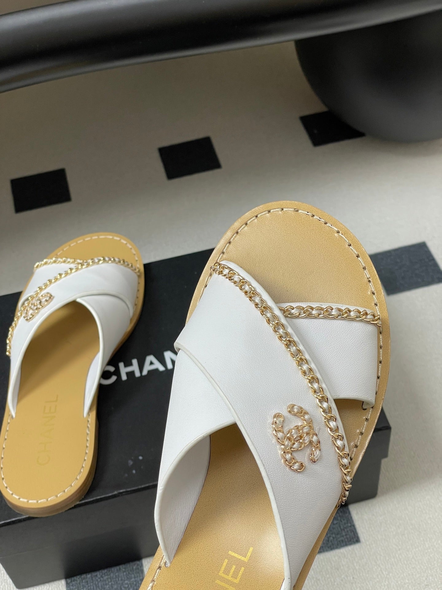 CC 26 Criss-cross Strap Slipper White Beige Sheepskin 593303