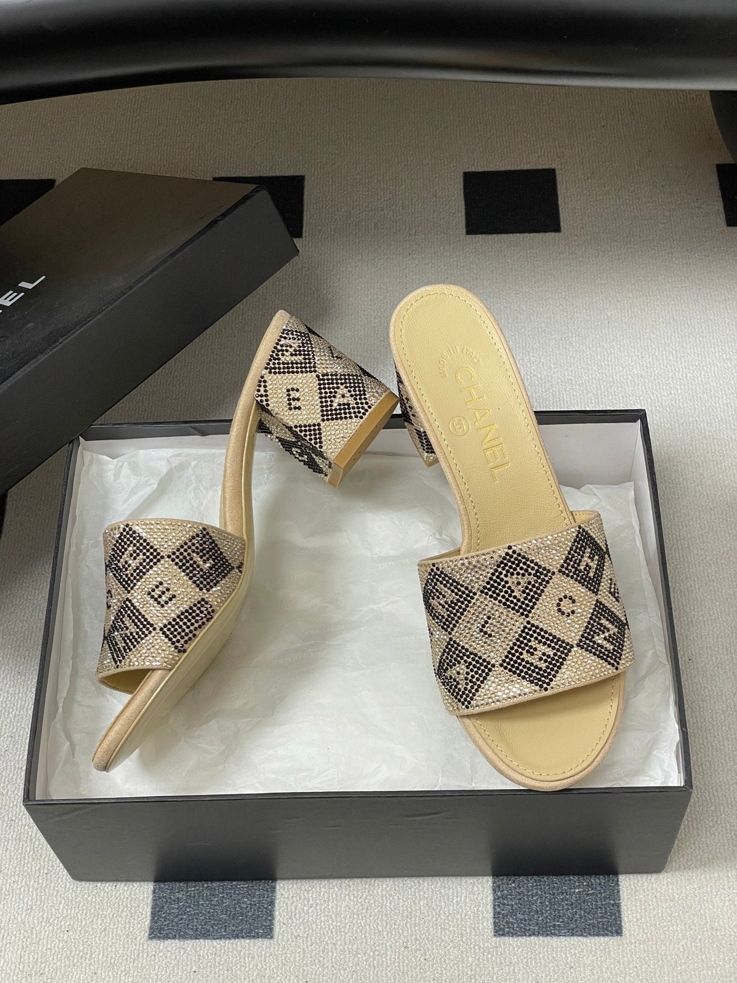 CC 26s Sandals 70 Beige Sheepskin Rhinestones 649517