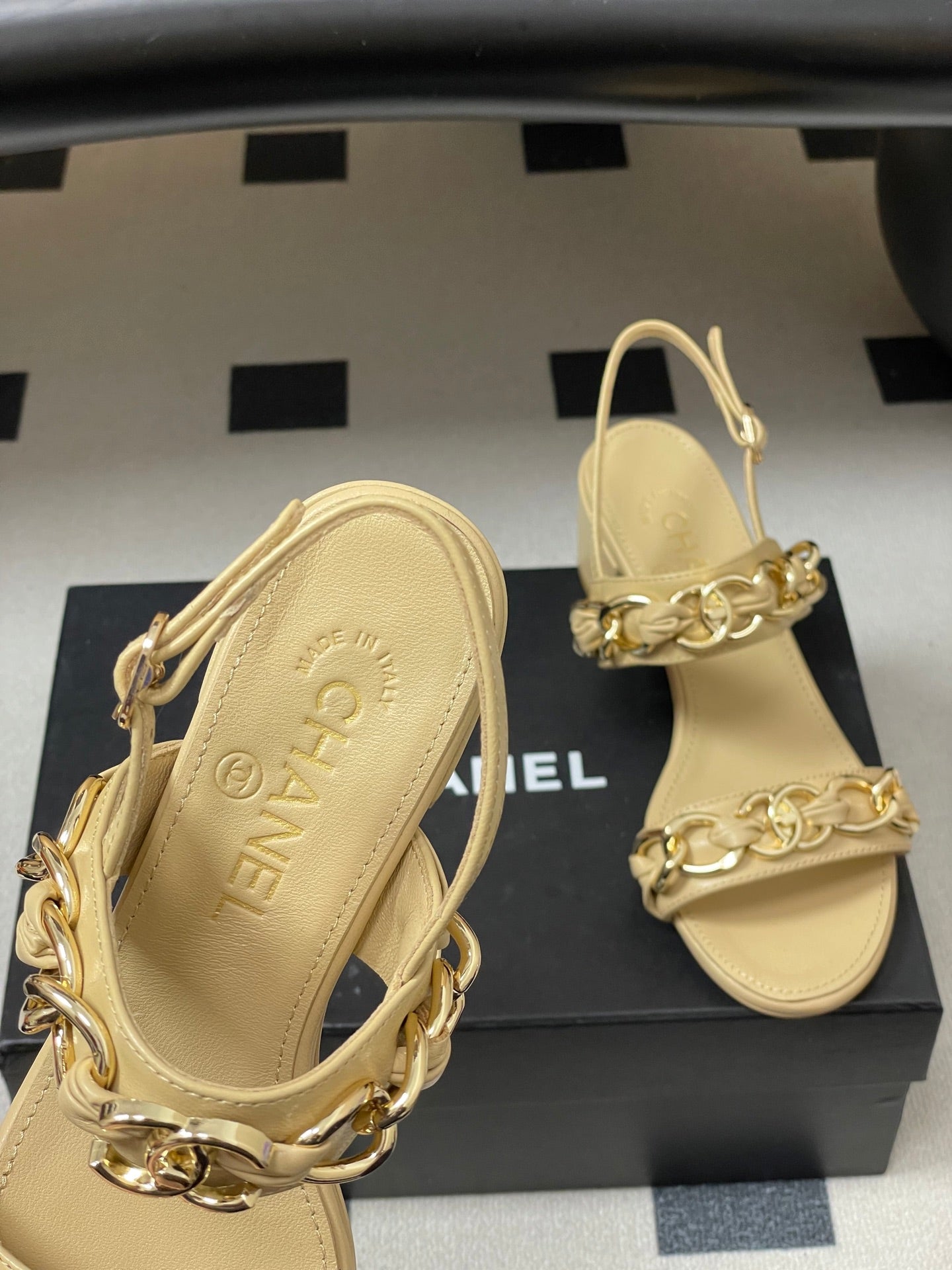 CC 26s Buckle Chain Sandals 55 Beige Sheepskin 649472