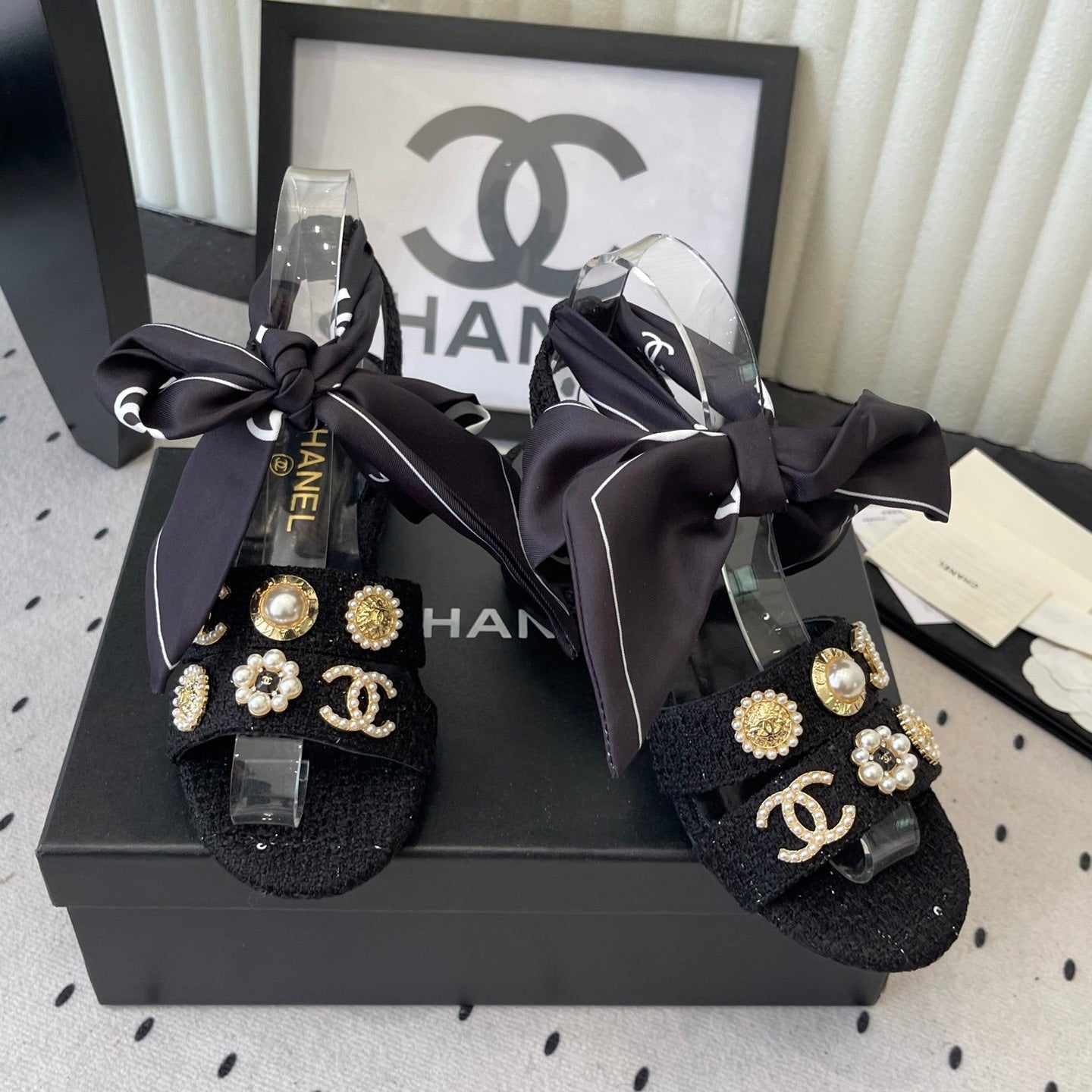 CC 26s Sandals 55 Black Tweed Mixed Gold Charm 650081