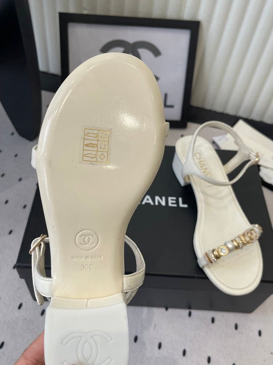 CC 26s Sandals 35 White Sheepskin Pearls 650098