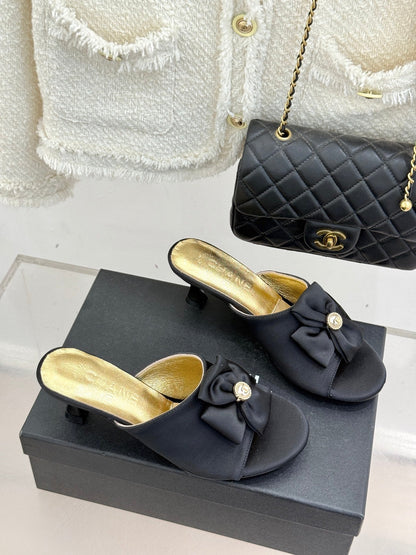 CC 26 Bow Sandal 55mm Black Gold Satin Sheepskin 609806