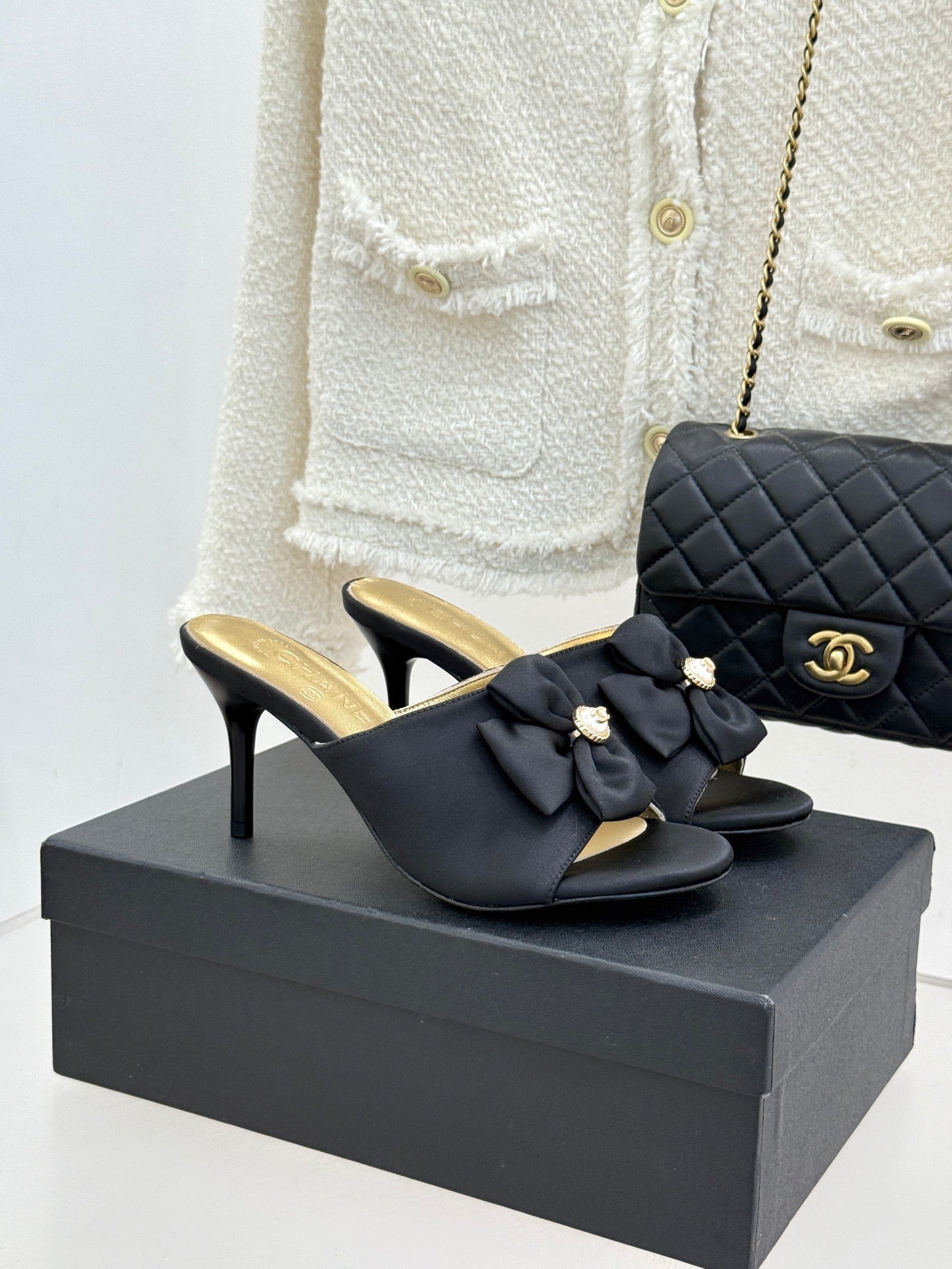 CC 26 Bow Sandal 85mm Black Gold Satin Sheepskin 609810