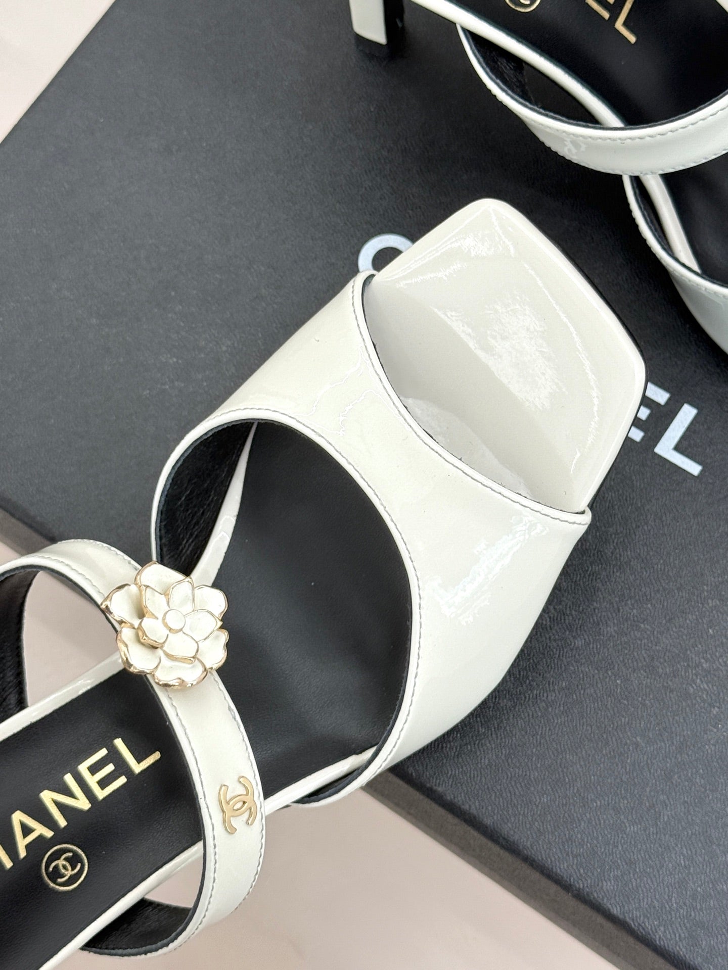 CC 26s High Heeled Sandals White Patent Leather 643032