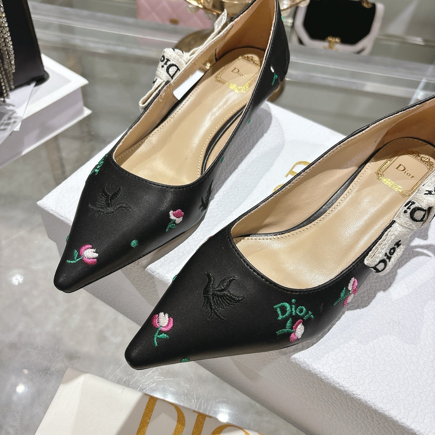 CD 26 High Heel Pump Flower 25 Black Sheepskin Ribbon 679714